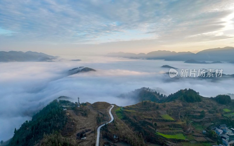 重庆酉阳：雾漫青山白茫茫