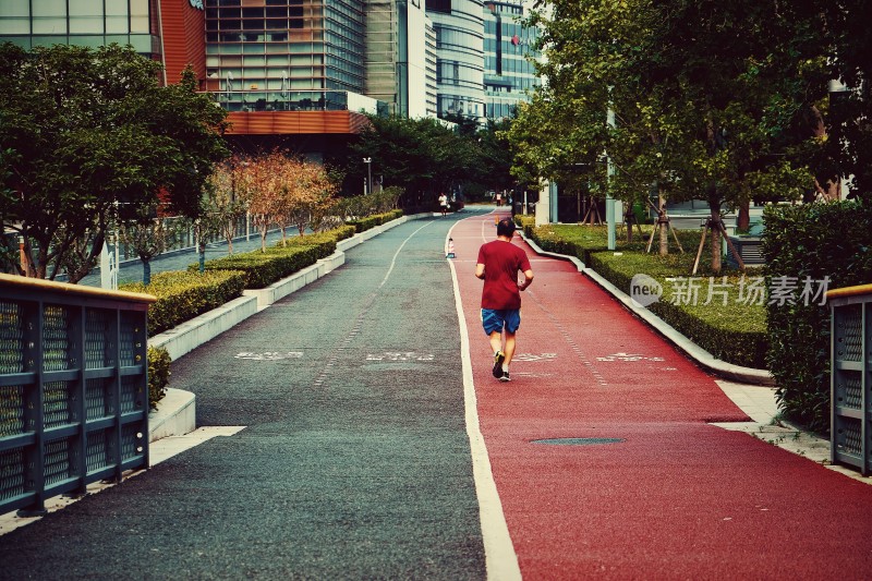 清晨城市中男子在步道上跑步