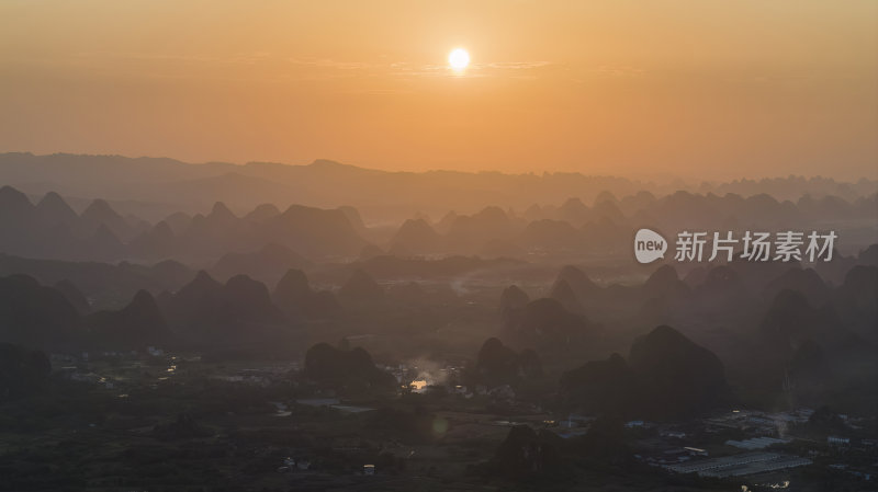 鸟瞰日落时分的桂林山景