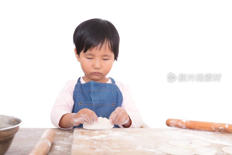 可爱的中国小女孩在学习包饺子