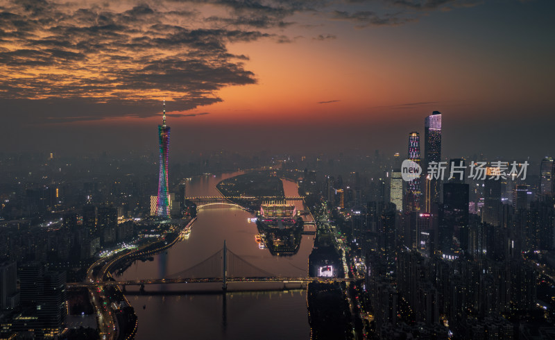 暮色下的城市夜景与河流的航拍景象