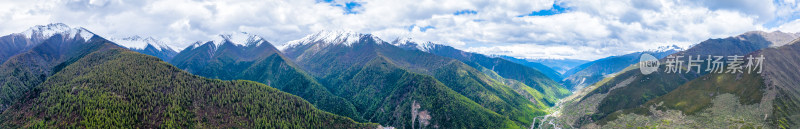 四川阿坝四姑娘山景区附近的雪山