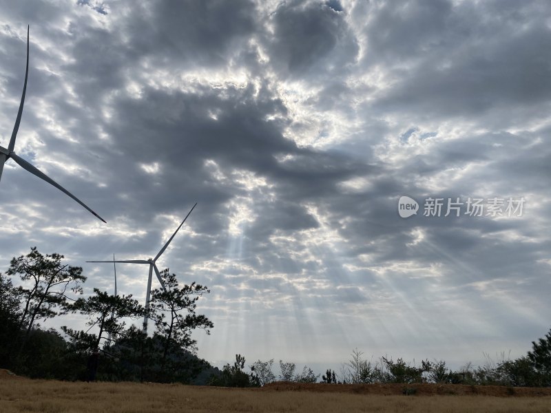 多云天气下的风力发电机组全景