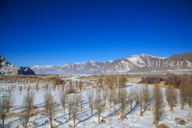 中国西藏冬季拉萨河雪景及拉萨河大桥