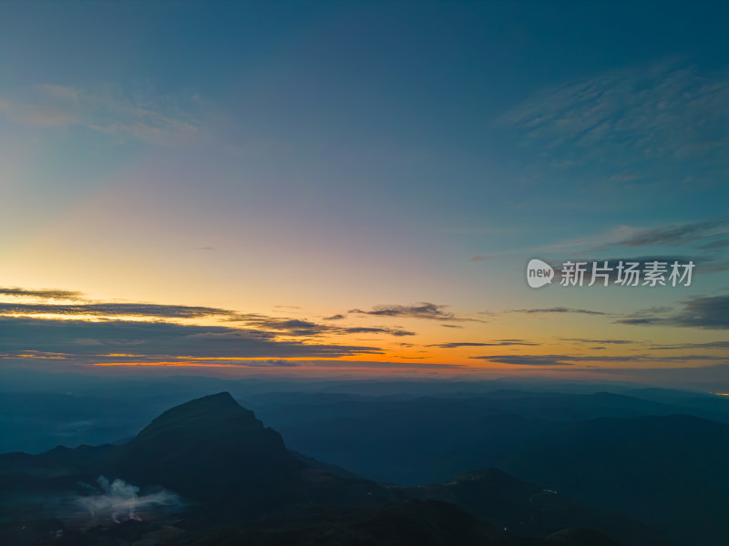 航拍日落时的壮观天空景色