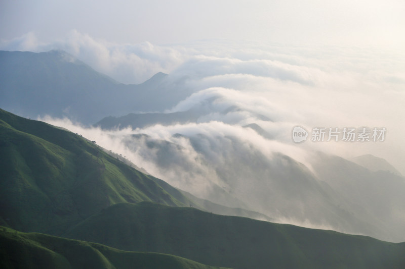 唯美清晨高山日出云海 武功山高山草甸