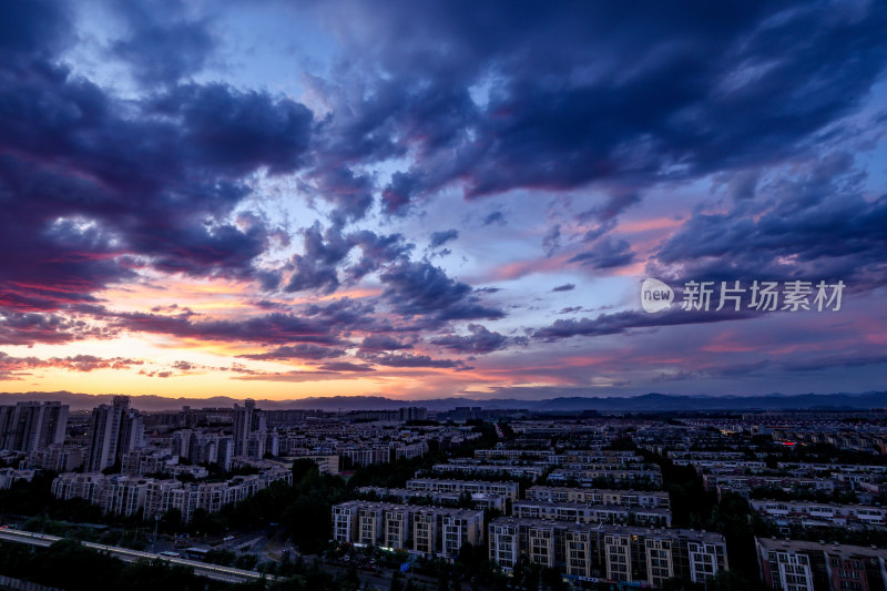 黄昏时分山峦与天空景色