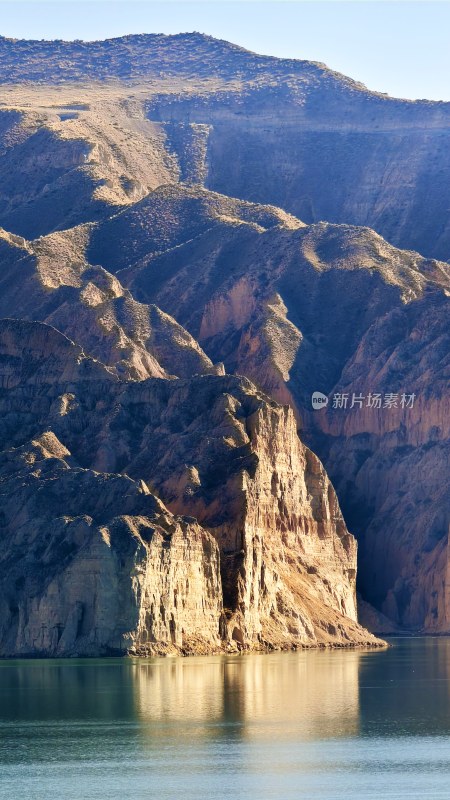 山水相映的壮观峡谷自然风景