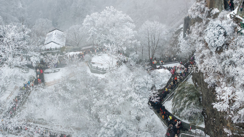 武当山金顶雪后游客排队上山游览