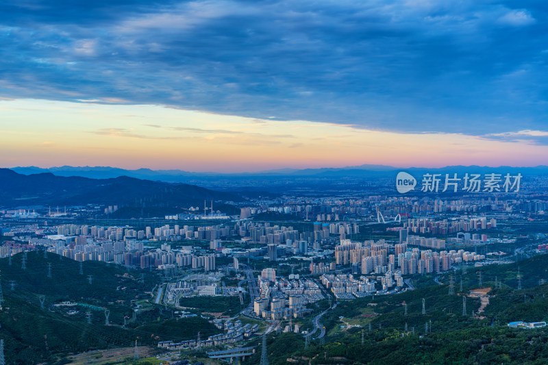 从西山俯瞰北京门头沟石景山傍晚蓝调时刻