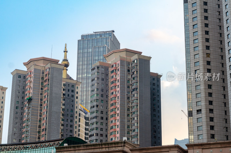 青岛城市中多样风格的高楼大厦景象