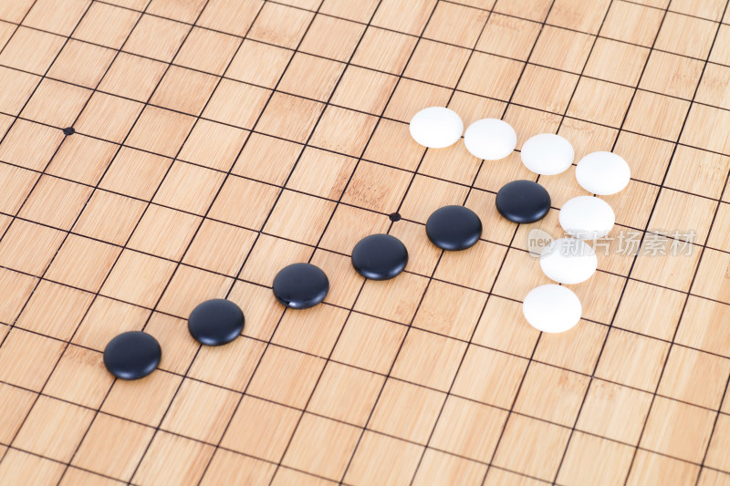 黑白围棋子摆成的箭头符号