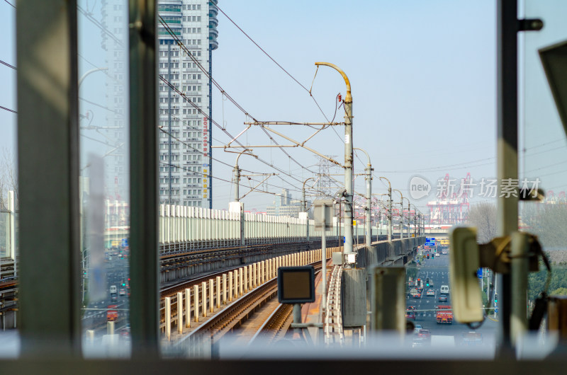 上海城市轻轨轨道及周边交通景象