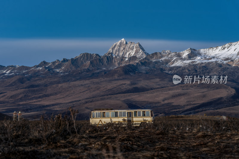 四川甘孜州天空之城雅拉神山雪山日照金山