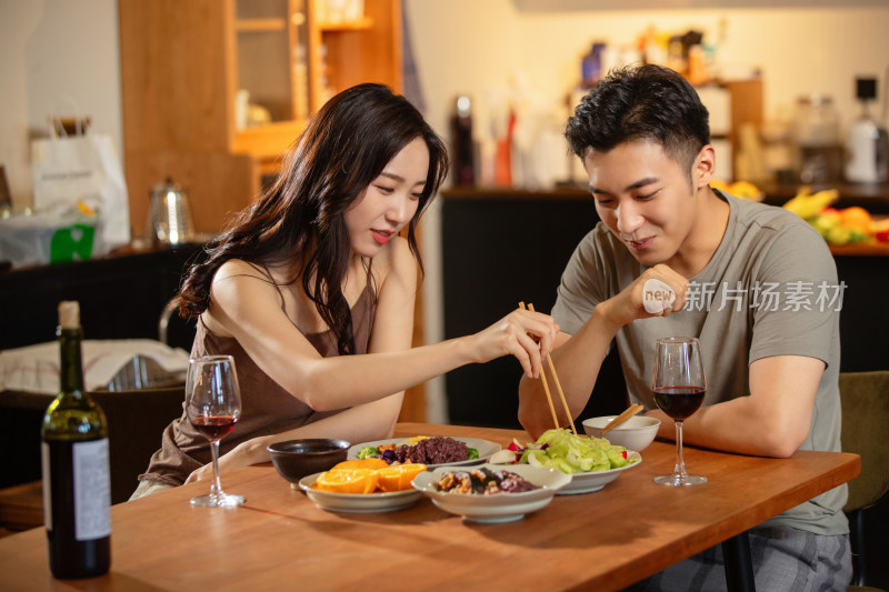 年轻夫妇在家用餐