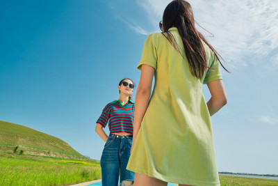 夏日湖边彩色公路上的亚洲少女