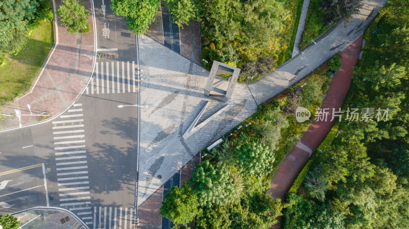 航拍美丽的城市风光、绿化花坛、公园、道路