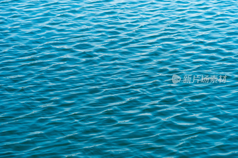 波光粼粼的海水水波纹蓝色