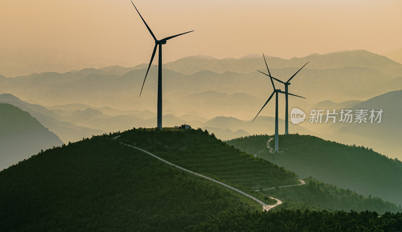 山间风力发电机风景