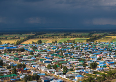 航拍新疆夏塔乡的彩色房屋