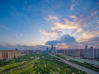 夕阳下的城市高速公路与高楼大厦