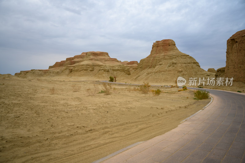 夏季白天新疆克拉玛依魔鬼城自然风光