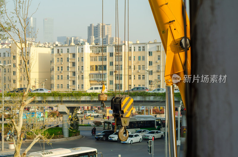 城市街道吊车与建筑群景象