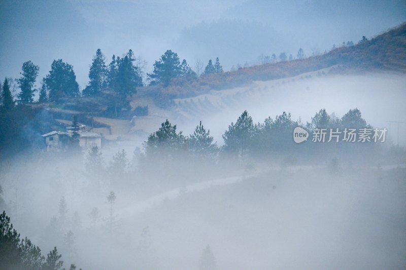 重庆酉阳：雾锁山峦村庄靓