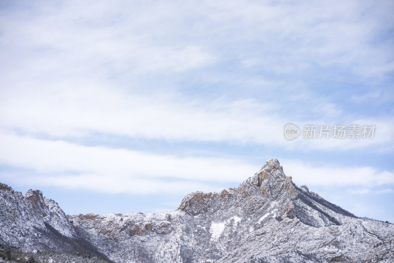 冬季户外雪后的山峰