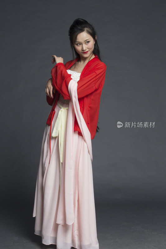 身穿古装的汉服女性人像（汉服影棚拍摄）