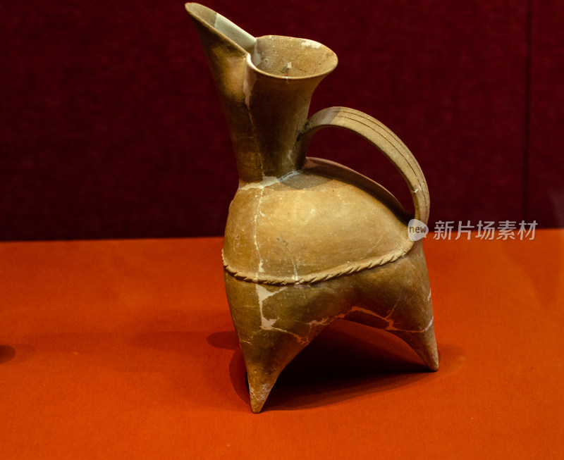 夹砂褐陶鬶（炊煮器）——龙山文化时期