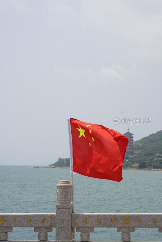 海边飘扬的中国国旗