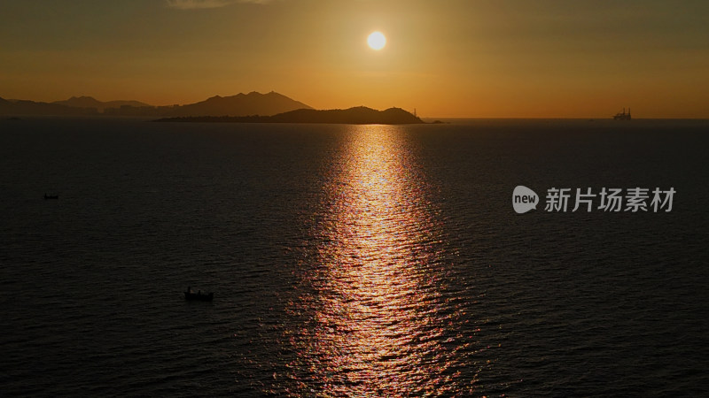 宁静的大海上太阳缓缓升起