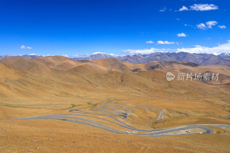 西藏高原地区雪山公路景观