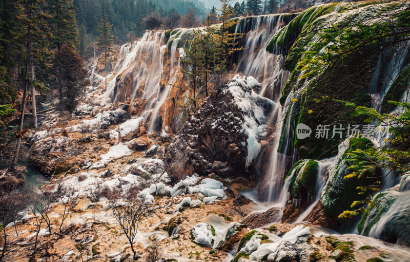 川西九寨沟冬季雪山碧蓝海子唯美