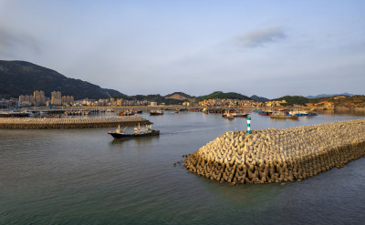 夕阳下海湾避风港渔船自然风光航拍