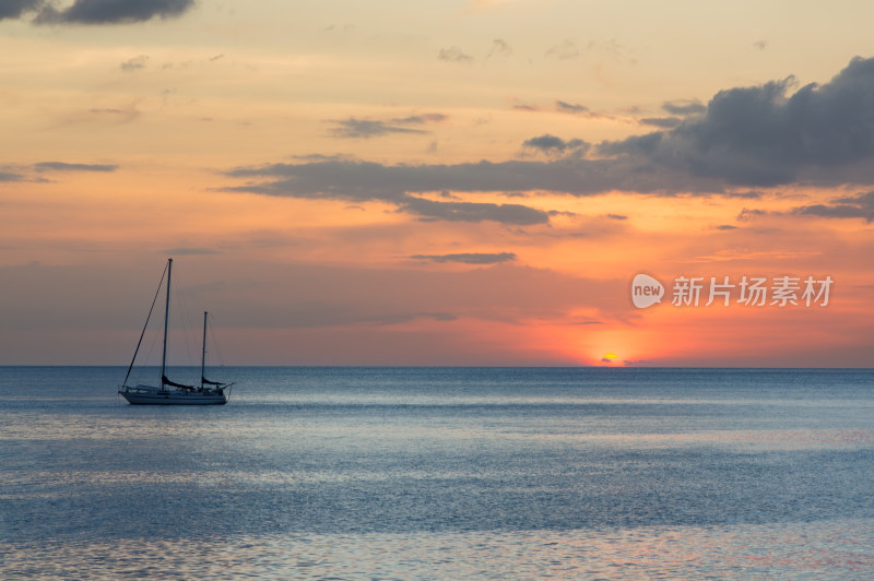 落日余晖下的扬帆远航