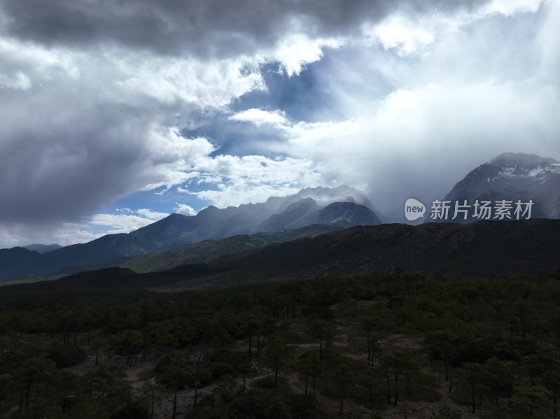 航拍雪山出太阳下大雨