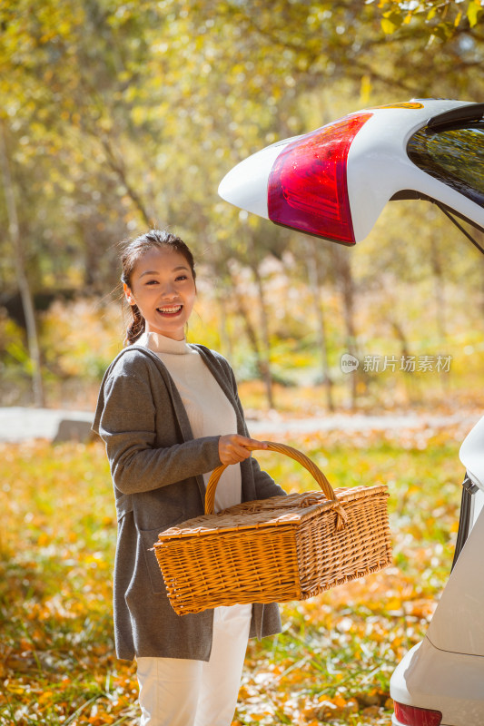 青年女人户外郊游