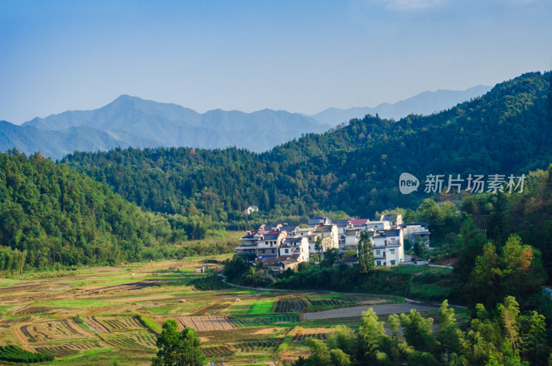 安徽婺源，秋天山林中村庄