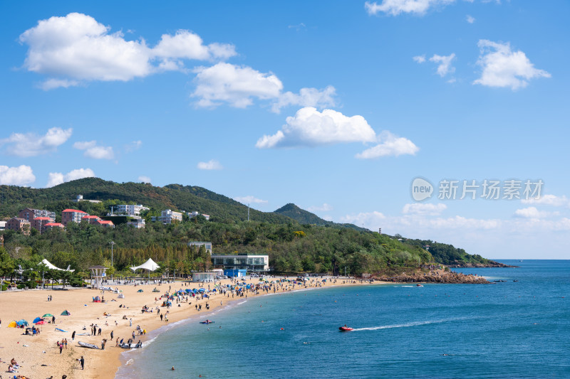 蓝天白云下的大连傅家庄公园海滨浴场