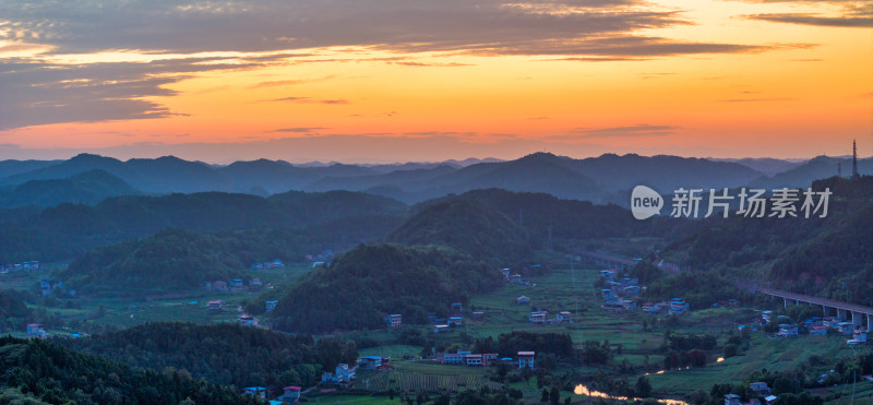 夕阳下四川德阳苍山镇丘陵地区的乡村农田