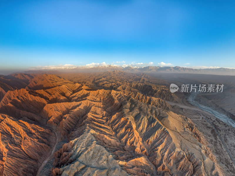 新疆南疆阿克苏温宿大峡谷天山托木尔峰航拍