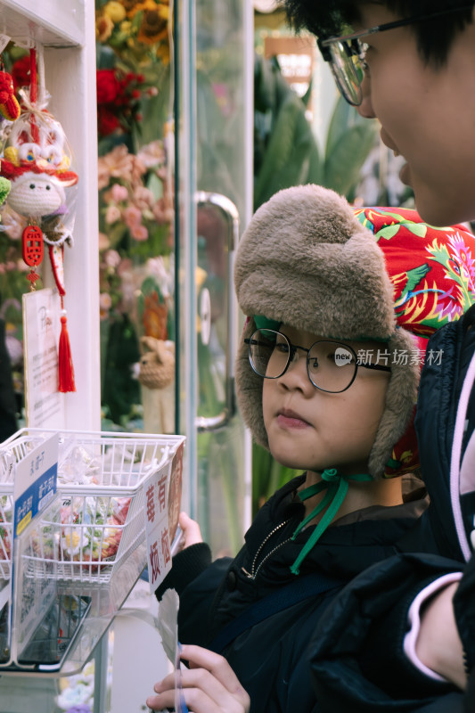 小孩与大人在店中挑选物品