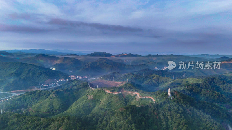 清晨连绵起伏山川迷雾航拍图