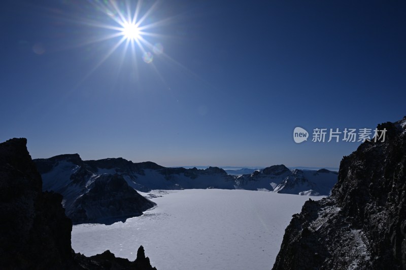 高山之巅俯瞰雪山地貌景观