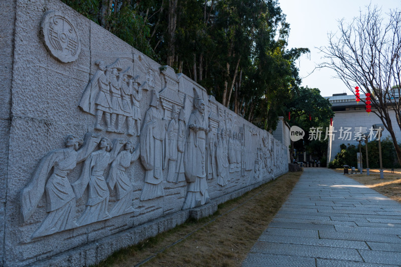 户外浮雕墙展示古代人物形象