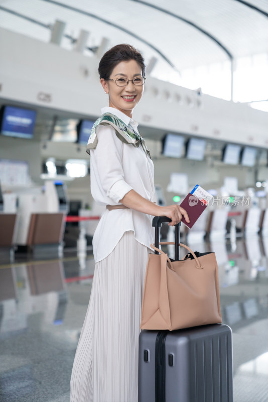 老年女人在机场