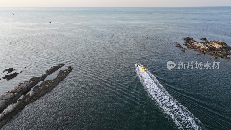 威海高新区金海滩海水浴场大黄鸭游客出海