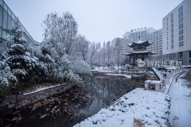 城市雪景中式凉亭与水域景观